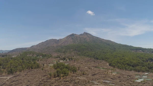 Bergslandskap med vulkan Batur — Stockfoto