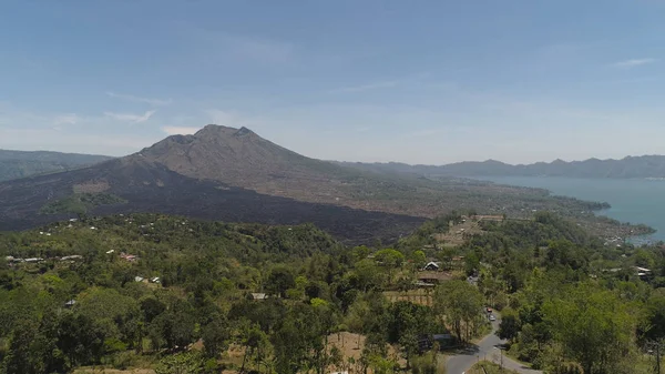Paisaje de montaña lago y volcán Batur — Foto de Stock