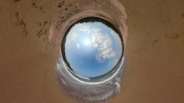 Tropik bir tatil beldesinde kumlu bir sahil