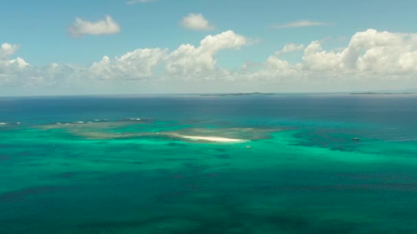 Capa marinha com ilhas tropicais e águas turquesa. — Vídeo de Stock