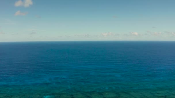 Paisaje marino, mar azul, cielo con nubes, vista aérea — Vídeos de Stock