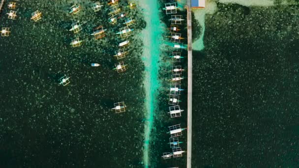 Pier csónakokkal a tengerben, légi kilátás. Luna tábornok, Siargao sziget. — Stock videók