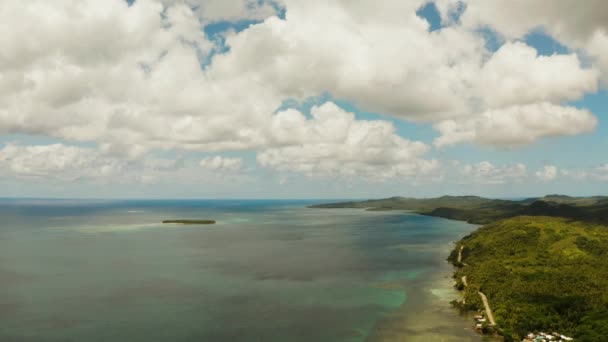 Trópusi sziget a kék óceán vizében — Stock videók