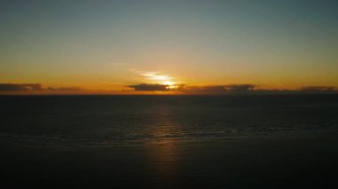 Tropikal adalar üzerinde renkli gün doğumu.