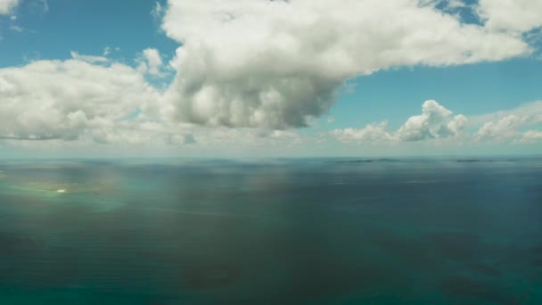 Mer bleue et nuages dans les philippines. — Video