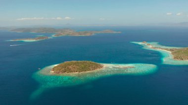 Beyaz kumlu sahili olan küçük torpik bir ada..