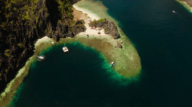 Tropik deniz suyu lagünü ve plaj, Filipinler, El Nido.