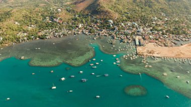 Coron kasabasının hava manzarası. Filipinler, Palawan, Busuanga