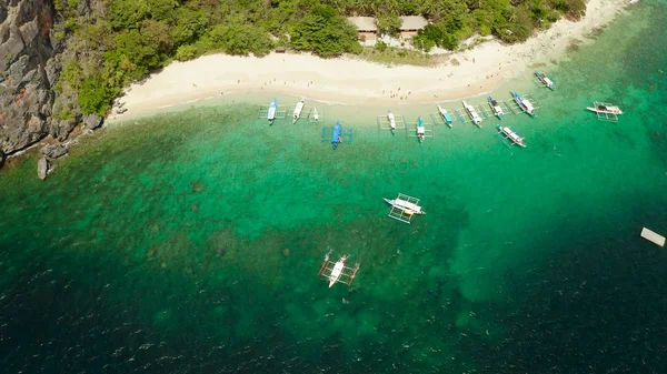 Isla tropical con playa de arena. El nido, Filipinas — Foto de Stock