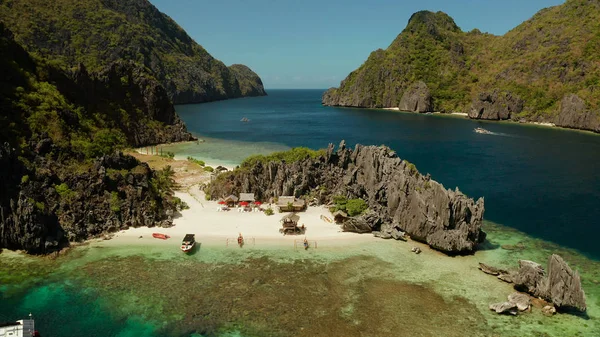 Laguna y playa de agua de mar tropical, Filipinas, El Nido. — Foto de Stock