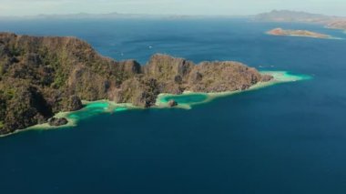 Kumlu plajlı tropik ada, Filipinler, Palawan