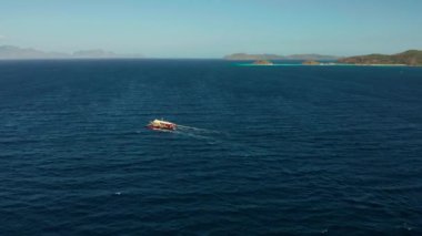 Filipin motorlu teknesi su yüzeyinde