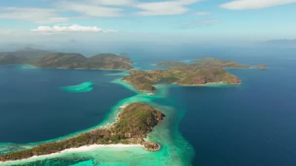 Pequeña isla tópica con playa de arena blanca, vista superior. — Vídeos de Stock