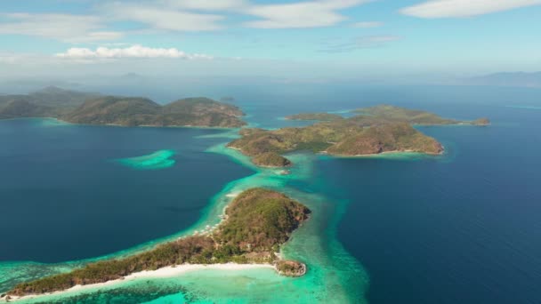 Pequeña isla tópica con playa de arena blanca, vista superior. — Vídeo de stock