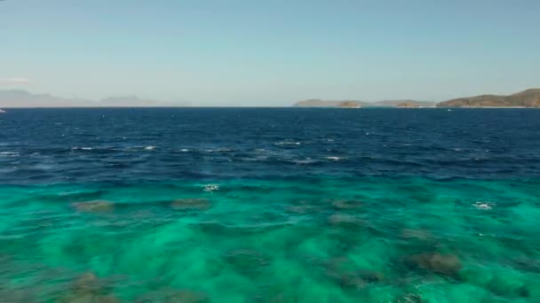 Superficie de agua turquesa en la laguna — Vídeo de stock