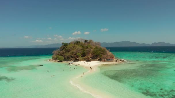 Kis torpic sziget fehér homokos stranddal, felülnézetből. — Stock videók