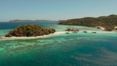 Kumlu plajlı tropik ada, Filipinler, Palawan