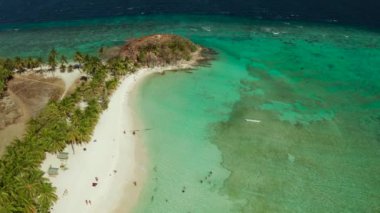 Beyaz kumlu sahili olan Torpikal bir ada..