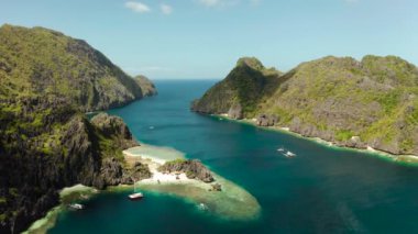 Tropik deniz suyu lagünü ve plaj, Filipinler, El Nido.