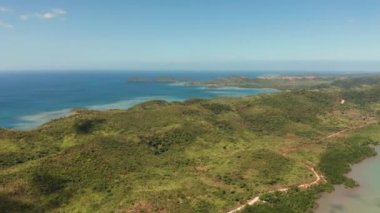 Tropikal adaları, lagünleri, Filipinleri, Palawan 'ı olan bir deniz burnu.