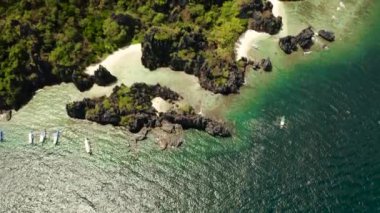 Tropik deniz suyu lagünü ve plaj, Filipinler, El Nido.