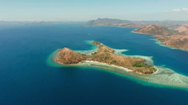 Kumlu plajlı tropik ada, Filipinler, Palawan