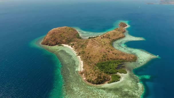 Pequena ilha tórpica com praia de areia branca, vista superior. — Vídeo de Stock