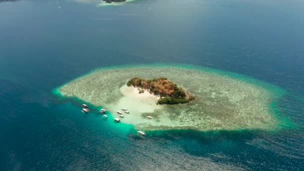 Kleine malerische Insel mit weißem Sandstrand, Blick von oben. — Stockvideo