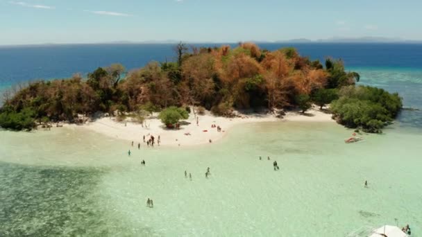 Kis torpical sziget fehér homokos stranddal, felülnézet. — Stock videók