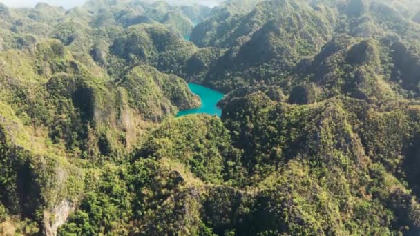 Horské jezero Kayangan na tropickém ostrově, Filipíny, Coron, Palawan. — Stock video