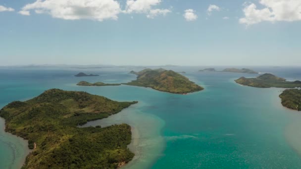 Tengerpart trópusi szigetekkel és lagúnákkal, Fülöp-szigetek, Palawan — Stock videók