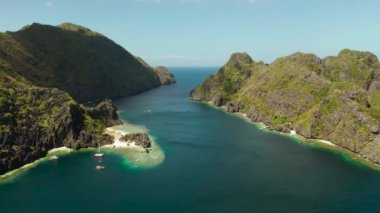 Tropik deniz suyu lagünü ve plaj, Filipinler, El Nido.