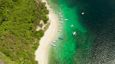 Kumlu bir tropik ada. El nido, Filipinler