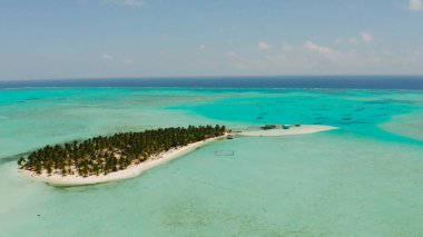 Mercan adasında plajı olan tropik bir ada. Onok Adası Balabac, Filipinler.