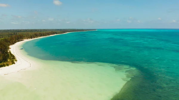 Ilha tropical com praia de areia. Balabac, Palawan, Filipinas. — Fotografia de Stock