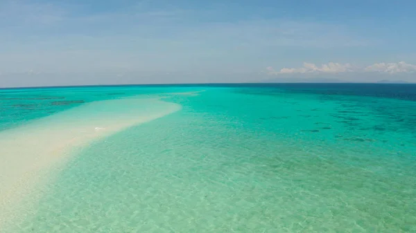 ターコイズブルーの水でラグーンの砂浜。フィリピンパラワン州バラバック. — ストック写真