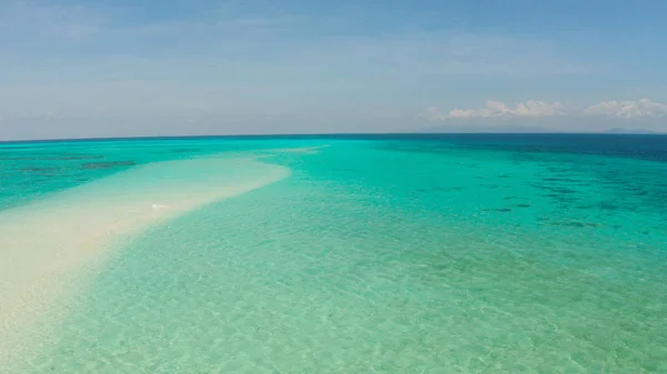 Spiaggia sabbiosa in laguna con acqua turchese. Balabac, Palawan, Filippine. — Foto Stock