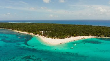 Kumlu plajı ve turistleri olan tropik Daco Adası.