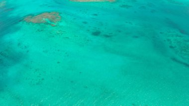 Gölde şeffaf mavi deniz suyu.