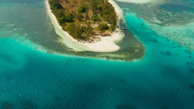 Kumlu bir tropik ada. Balabac, Palawan, Filipinler.