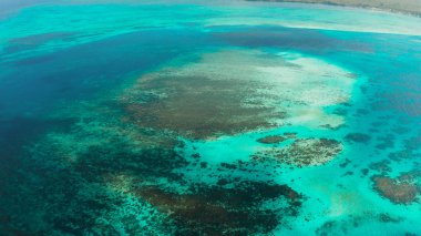 Gölde şeffaf mavi deniz suyu.