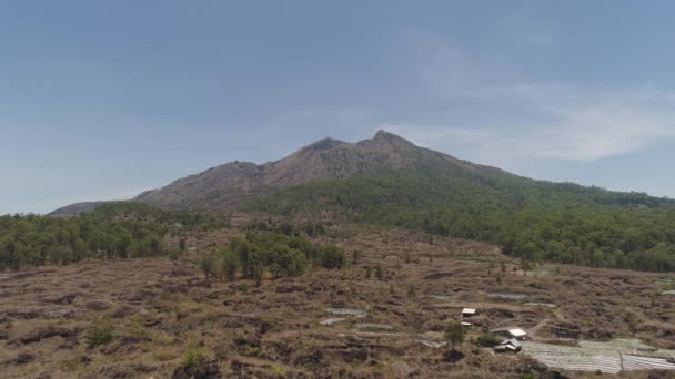 Hegyvidéki táj vulkánnal Batur — Stock videók