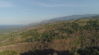 Tropikal deniz kıyıları, dağlar