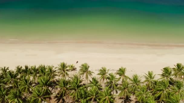 Playa tropical con arena blanca, vista desde arriba. — Vídeo de stock