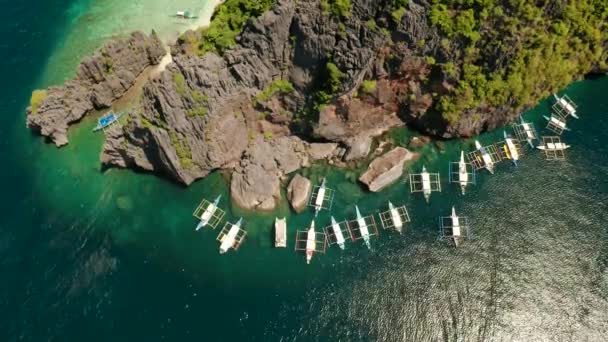 Vista aérea de barcos y acantilados de piedra caliza. El nido, Filipinas — Vídeos de Stock