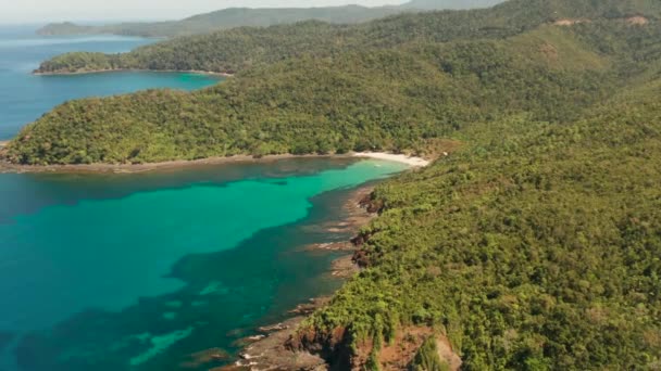 Isla tropical con laguna azul — Vídeos de Stock