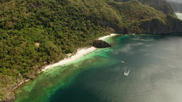 Laguna y playa de agua de mar tropical, Filipinas, El Nido. — Vídeos de Stock