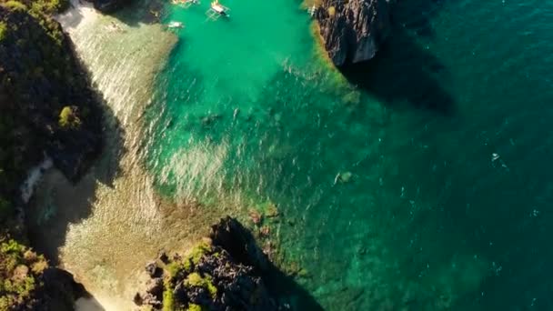 Lagun för tropiskt havsvatten, Filippinerna, El Nido. — Stockvideo