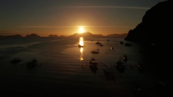 Západ slunce nad mořem a ostrovy. Filipíny, Palawan — Stock video