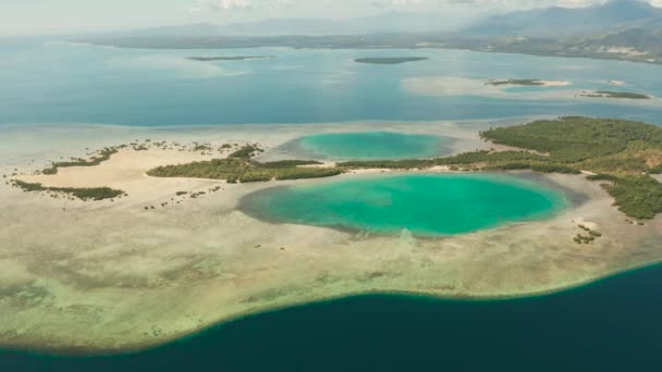 Залив с тропическими островами и коралловым рифом.. Палаван, Филиппины — стоковое видео